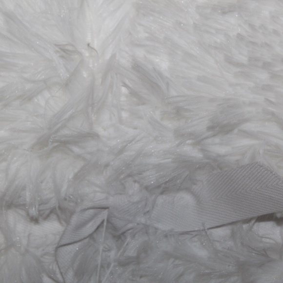 Pottery Barn: Fluffy Luxe Throw, Dottie Pillow Cases & Twisted Sheer Curtain (4) - Picture 8 of 10